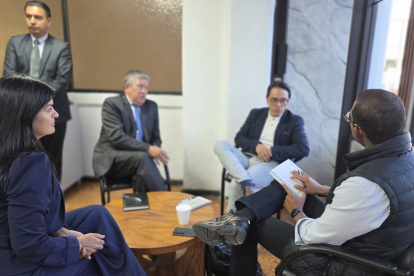 Las autoridades reunidas con el gobernador de Carchi para ver alternativa de comercio frente a las sobretasas de 50 % que Ecuador puso a Colombia.