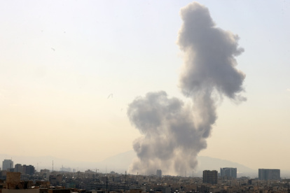 Una columna de humo se eleva en el centro de Teherán tras el ataque de Israel, 28 de febrero de 2026.