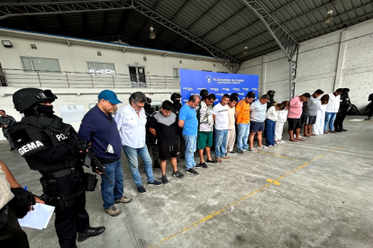 Los 16 detenidos en la Operación Costa fueron presentados en la base Aeropolicial tras los allanamientos ejecutados en tres provincias del país, como parte de una investigación contra una red vinculada con la mafia albanesa.