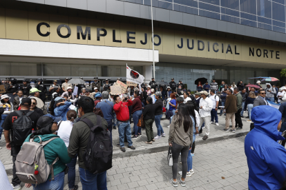 Manifestantes respaldan al alcalde de Guayaquil mientras se define su prisión preventiva.