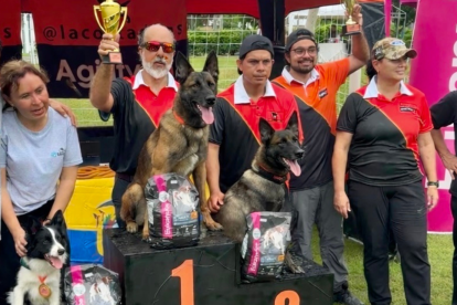 El podio con los ganadores. El primero y segundo lugar fueron para Colt y Diana, respectivamente, del equipo @lacostadogs, en tanto que el tercer lugar correspondió a Sweet, del equipo EducaPets.