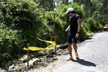 La avenida General Eloy Alfaro presenta baches, rieles levantadas y falta de veredas, generando dificultades para peatones, ciclistas y conductores.