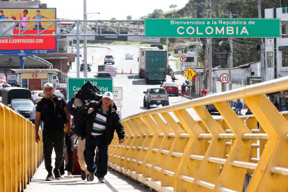 La frontera entre Ecuador y Colombia; en la foto personas caminan en el puente internacional Rumichaca.