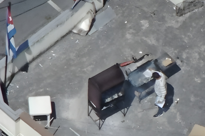 Funcionarios de la embajada cubana queman documentos tras la expulsión del embajador en Quito.