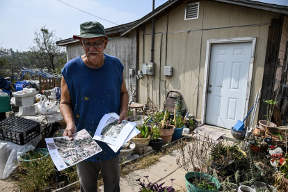 Antonio Rosales Jr. muestra un mapa de su propiedad donde el gobierno de Estados Unidos planea construir un muro fronterizo, en Laredo, Texas, el 20 de febrero de 2026.