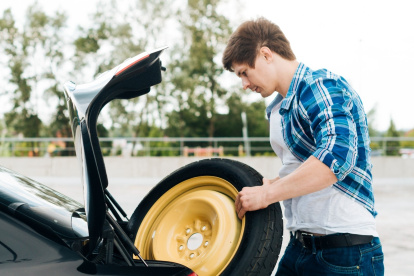 Si usted usa la llanta de emergencia no acelere más allá de los 90 km/h y tampoco la use más de 80 km.