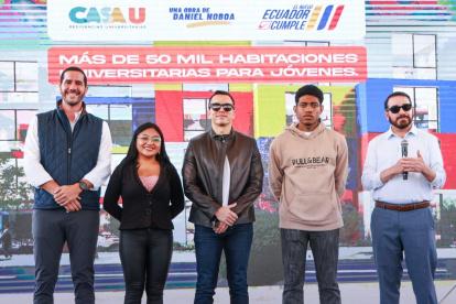 Daniel Noboa presenta el programa de residencias universitarias junto al ministro de Transporte y Obras Públicas, el 14 de noviembre de 2025.