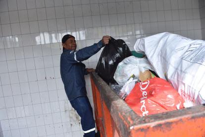 Edificios en Quito analizan el impacto de la nueva normativa de medidores de agua tras el cobro de la tasa por recolección de basura en la planilla.