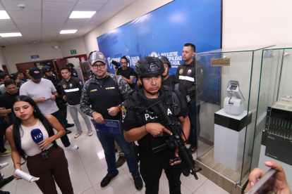 El ministro del Interior, John Reimberg, encabezó la intervención a las oficinas de Segura EP.