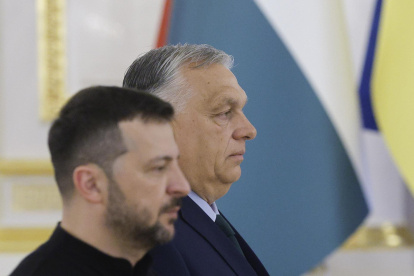 El presidente ucraniano Volodímir Zelenski (i) y el primer ministro húngaro Viktor Orbán (d), durante una reunión en Kiev.