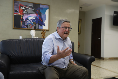 Roberto Gilbert Febres-Cordero es doctor en Medicina y Cirugía con especialidad en Cirugía Cardiovascular. Fue concejal de Guayaquil y asambleísta alterno. Es propietario de la Clínica Guayaquil.