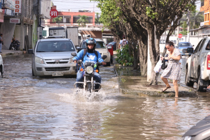 Motociclistas y autos sufren estragos por la inundaciónen las calles de milagro