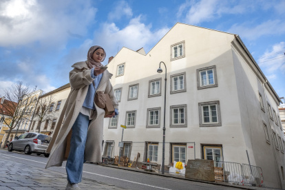 Una mujer camina junto a la casa natal del ex dictador alemán Adolf Hitler, convertida en estación de policía, en Braunau am Inn, Austria, el 17 de febrero de 2026.