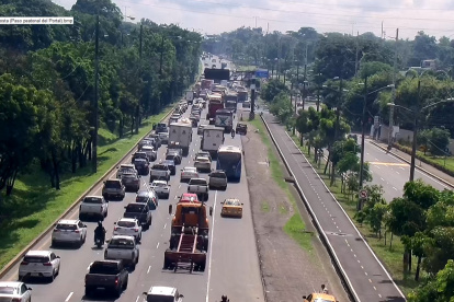 Los carriles de vía a la costa, en el sentido de ingreso a Guayaquil, se saturaron de vehículos motorizados ante el desperfecto mecánico de un tráiler.
