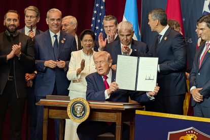 El presidente de Estados Unidos, Donald Trump (c), muestra un documento junto a mandatarios latinoamericanos en la cumbre bautizada como ‘Escudo de las Américas’ este sábado en Miami.