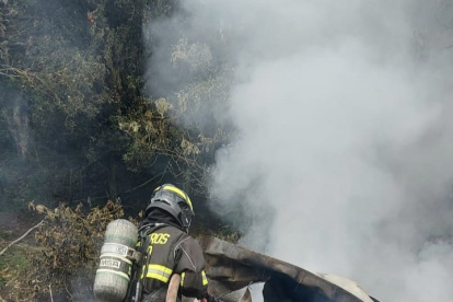 Personal del Cuerpo de Bomberos Quito atendió la emergencia.