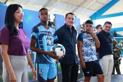 El presidente Daniel Noboa participó en una jornada deportiva con jóvenes en el Coliseo de la Universidad de Guayaquil.