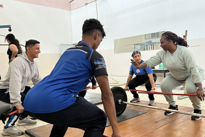 Cátedra. La deportista olímpica, Seledine Nieve (d) forma a jóvenes en la Facultad de Ciencias de la Actividad Física de la Universidad de Guayaquil.