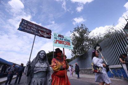 Con disfraces y carteles llegaron las manifestantes a la marcha del 8M en Quito.