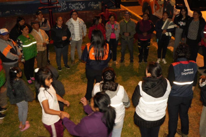 Los dirigentes barriales cuestionan el trabajo del Municipio de Quito en seguridad. Un representante dice que solo ha recibido un chaleco y que por autogestión buscan capacitación de la policía.