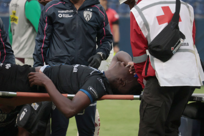 Jean Arroyo fue retirado de la cancha en camilla.