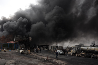 Humo aún visible en la refinería de Shahran tras el ataque aéreo en Teherán, el 8 de marzo de 2026.