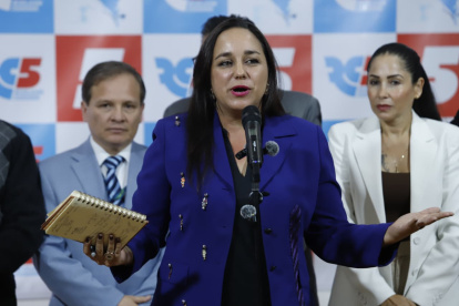 Gabriela Rivadeneira, presidenta de Revolución Ciudadana, durante una rueda de prensa en Quito tras la suspensión del movimiento por parte del Tribunal Contencioso Electoral.
