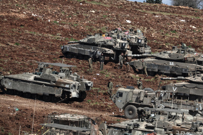 Tanques israelíes desplegados en un puesto militar a lo largo de la frontera con el Líbano, el 9 de marzo de 2026.