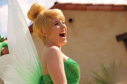 Staff de Disney en cosplay del personaje Tinkerbell.