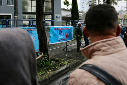 Militantes de la Revolución Ciudadana (RC) protestaron en los exteriores del TCE por la suspensión que le impuso el juez electoral, Joaquín Viteri.