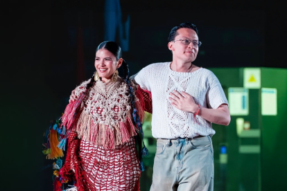 No es la primera vez: Brenda ha vestido antes piezas de Orrthiz, como ocurrió en la pasarela Dual.