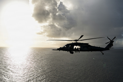 Un HH-60W Jolly Green II de la Fuerza Aérea de EE. UU. vuela sobre el Mar Caribe cerca de Puerto Rico.