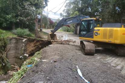 Desbordamiento. Personal municipal continúan removiendo los desechos en la quebrada El Payaso en Tumbaco.