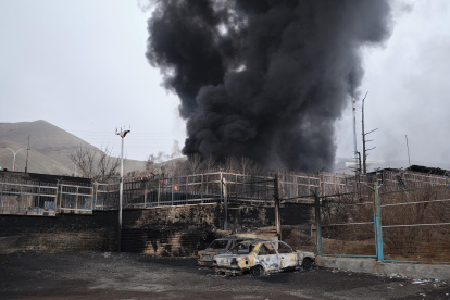 Teherán amaneció este domingo envuelta en una nube tóxica mezcla de lluvia y humo de los ataques contra cuatro instalaciones petroleras en la capital y zonas cercanas.