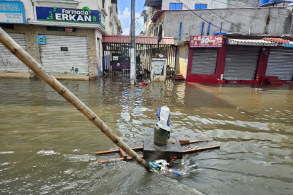 Un tramo de la segunda etapa de la ciudadela El Recreo, en Durán, está anegado la mañana de este domingo 22 de febrero.