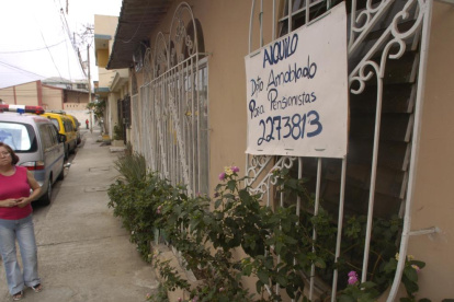 Un letrero que avisa que se alquila ese inmueble.