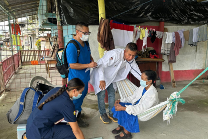 Brigadas médicas del MSP atienden a comunidades afectadas por las lluvias en Esmeraldas y El Oro.