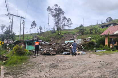 Un hombre de la tercera edad fue sepultado por un deslizamiento ocurrido en el cantón Girón.