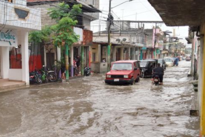 El Instituto Nacional de Hidrología y Meteorología emitió una nueva alerta por lluvias intensas en varias provincias de la Costa y Sierra.