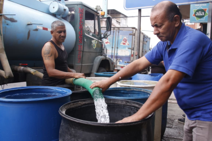 Habitantes de diversas zonas de Durán están indignados ante la falta de agua potable.