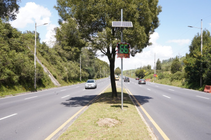 Los radares educativos se colcaron en la av. Simón Bolívar y Ruta Viva.