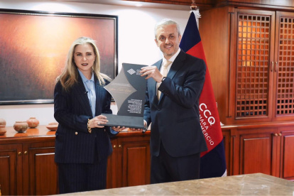 La distinción fue entregada por la presidenta de la CCQ, Mónica Heller.