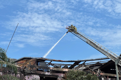 El incendio dejó al inmueble como una estructura inestable en pleno casco comercial de Guayaquil, generando riesgos para edificaciones colindantes.