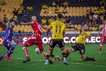 Darío Benedetto marcó el gol de la victoria frente a Técnico Universitario en la fecha 1 de la LigaPro 2026