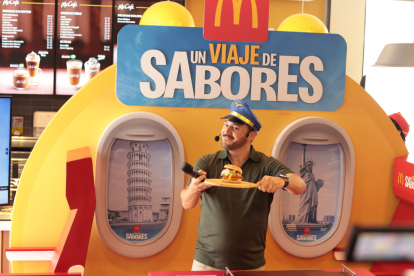 El actor einfluencer Jorge Campozano dirigiendo el recorrido.