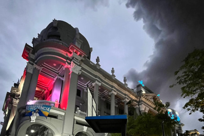 El Municipio de Guayaquil, durante el atardecer del 11 de febrero. Se incendiaba el edificio Multicomercio y los ediles sesionaban a favor del alcalde Aquiles Álvarez.