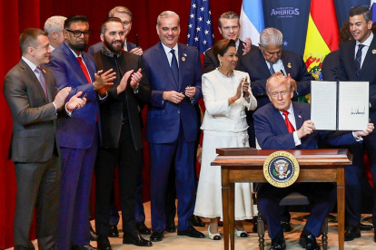 El presidente Daniel Noboa y otros mandatarios de la región junto a Donald Trump, luego de la firma del Compromiso con la lucha contra actividades delictivas de los carteles, en Miami.