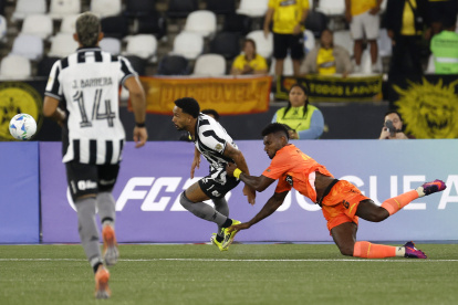 El defensor de Barcelona Gustavo Vallecilla (d) intenta retener a Vitinho, jugador de Botafogo en la Copa Libertadores.
