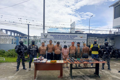 La intervención se realizó por vía marítima y culminó con la aprehensión de siete adultos y un adolescente