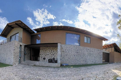 Vista panorámica de la mansión de ‘El Mencho’ en Tapalpa, mostrando su ubicación dentro del bosque y la seguridad de la propiedad.
